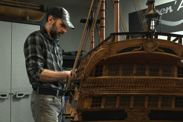Alain BERTRAND travaillant sur un modèle d'arsenal